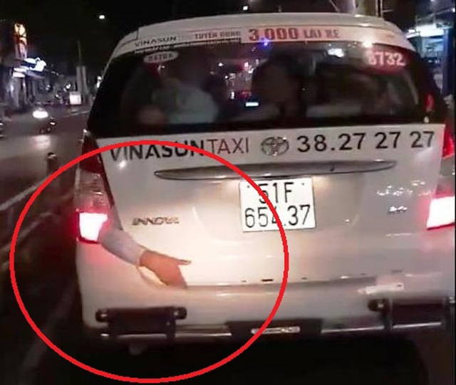 Cánh tay bị kẹp ở cốp xe taxi chạy trên phố Sài Gòn gây nghi vấn